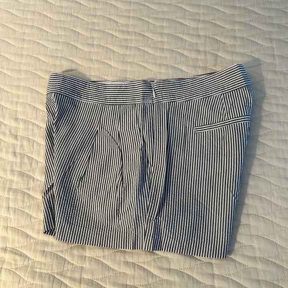 J. Crew Womens navy and white seersucker shorts. Side zip. Size 6. - Picture 4 of 7